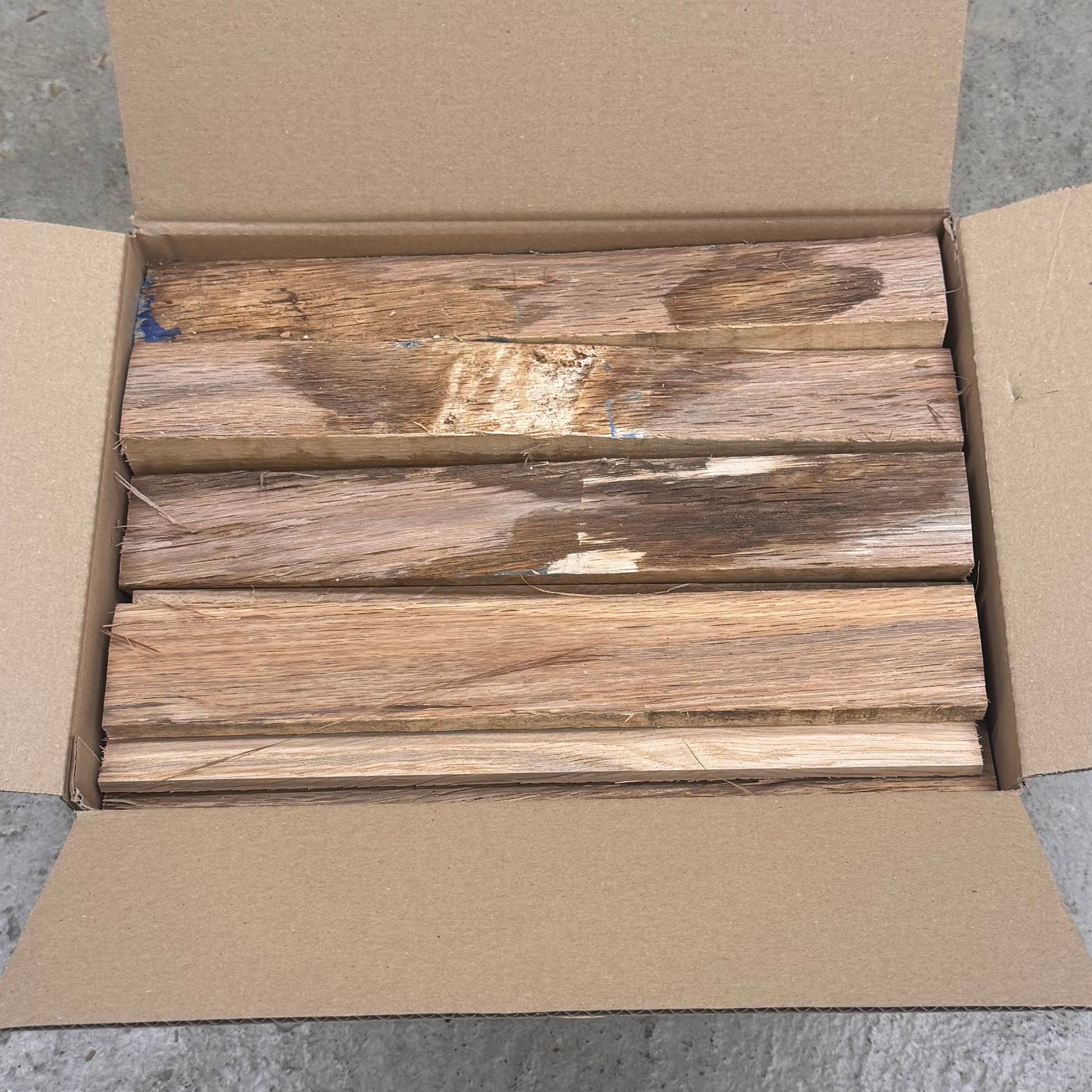 Eichen-Brennholz 8–9 kg Karton – 35 cm Scheitlänge, 8–12 % Restfeuchte, Kaminholz für Kamin, Ofen & Feuerschale