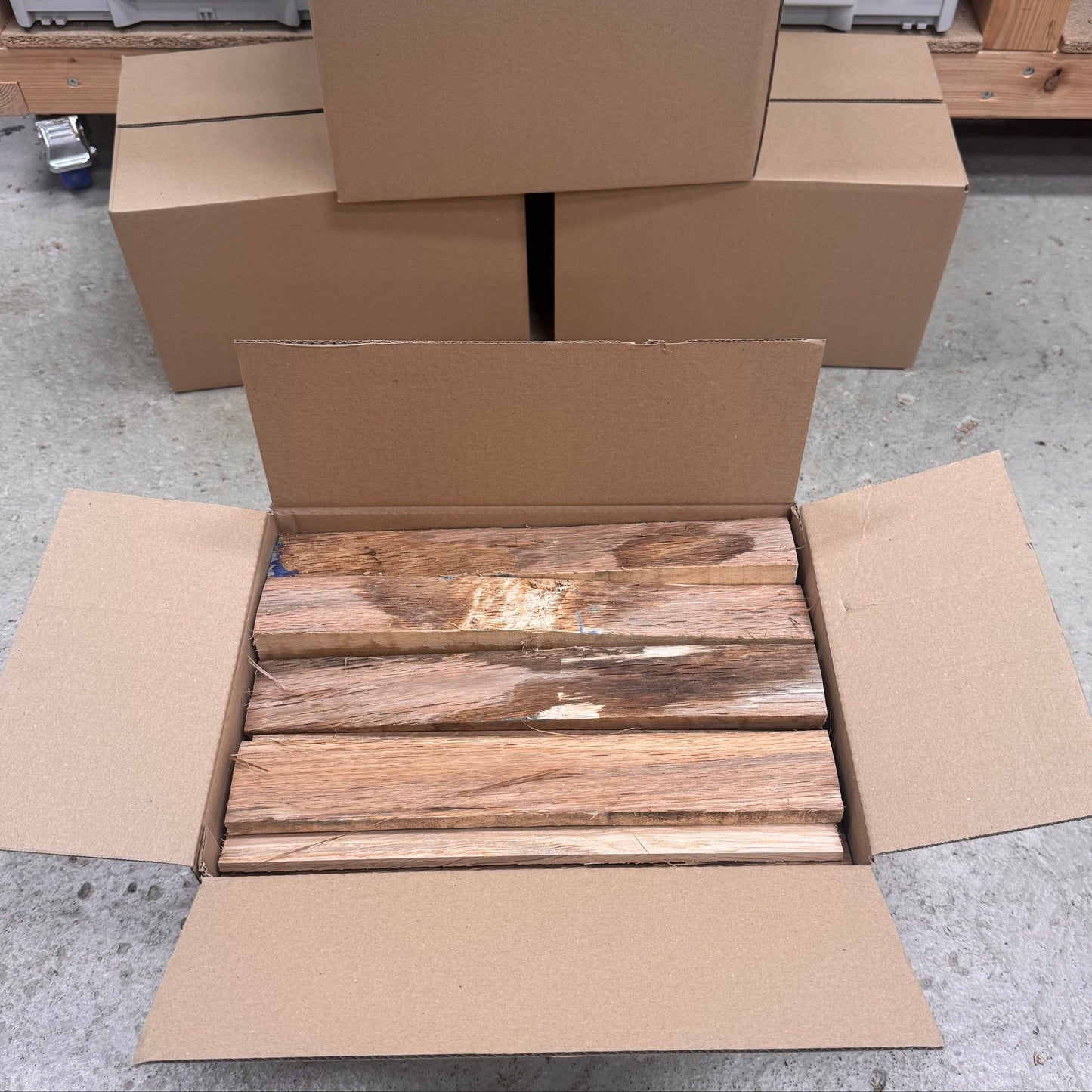 Eichen-Brennholz 8–9 kg Karton – 35 cm Scheitlänge, 8–12 % Restfeuchte, Kaminholz für Kamin, Ofen & Feuerschale