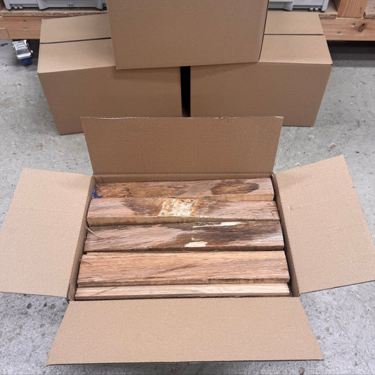 Eichen-Brennholz 8–9 kg Karton – 35 cm Scheitlänge, 8–12 % Restfeuchte, Kaminholz für Kamin, Ofen & Feuerschale