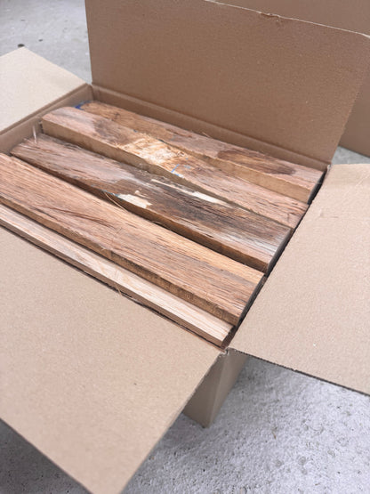 Eichen-Brennholz 8–9 kg Karton – 35 cm Scheitlänge, 8–12 % Restfeuchte, Kaminholz für Kamin, Ofen & Feuerschale