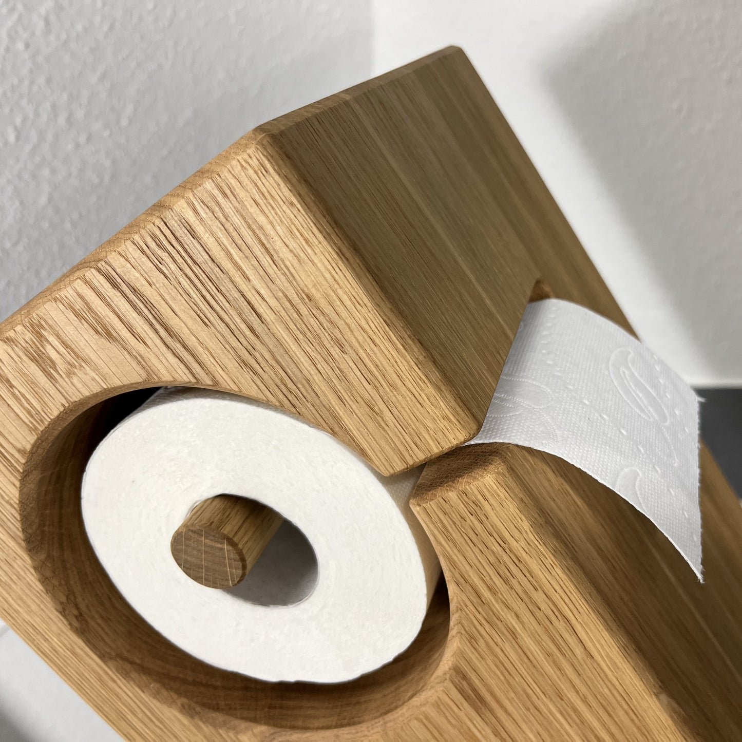 Toilettenpapierhalter aus Massivholz Eiche - ein echter Hingucker!
