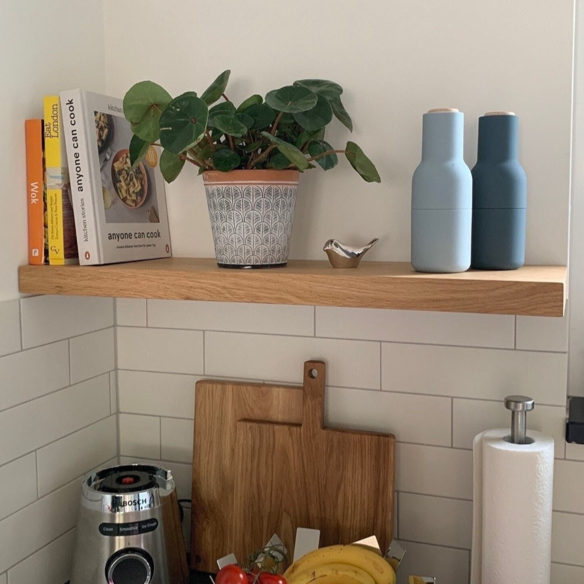 Schwebendes Massivholz Wandregal aus Eiche nach Maß