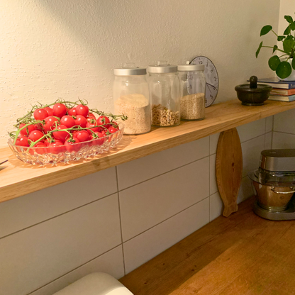 Schwebendes Massivholz Wandregal aus Eiche nach Maß