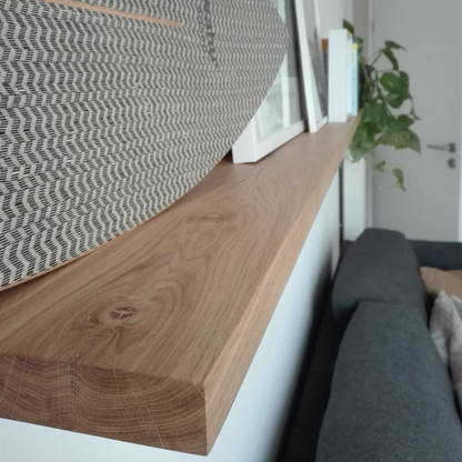 Schwebendes Massivholz Wandregal aus Eiche nach Maß