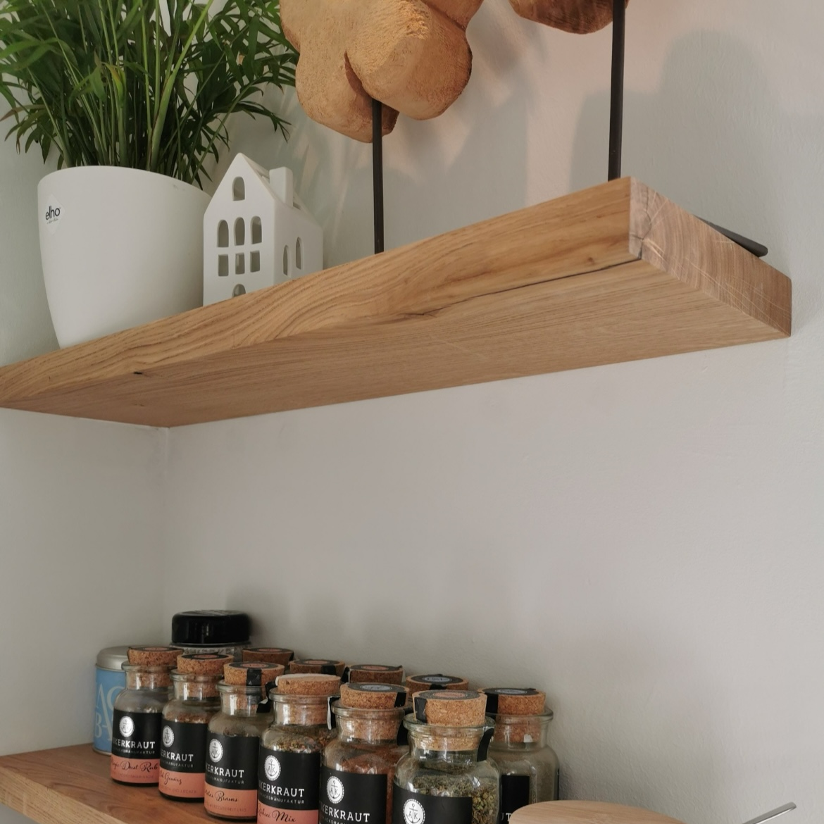Schwebendes Massivholz Wandregal aus Eiche nach Maß